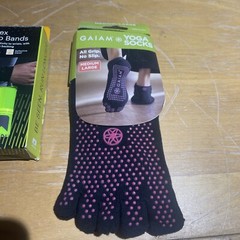 Gaiam Yoga Socks Super Grippy No Slip Black Size M/L Yoga Pilates Fitness Plus