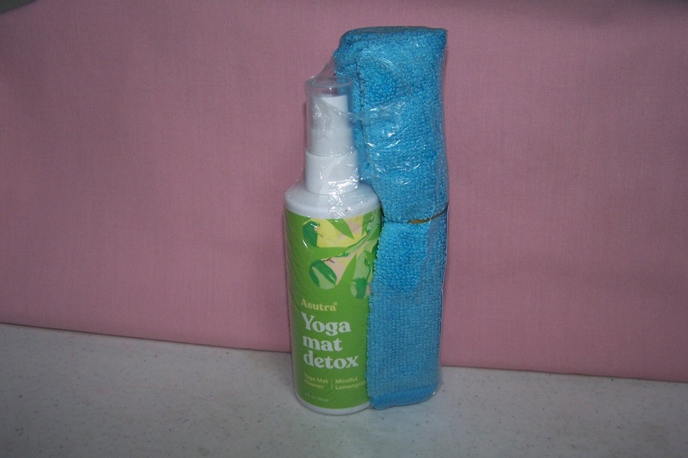 Asutra Yoga Detox Cleaner 4 fl. oz. & Microfiber Cleaning Towel Lemongrass Scent