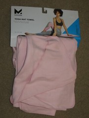 EXCELLENT NEW Mission yoga mat towel with corners 24.5″ x 69″ – strawberry cream