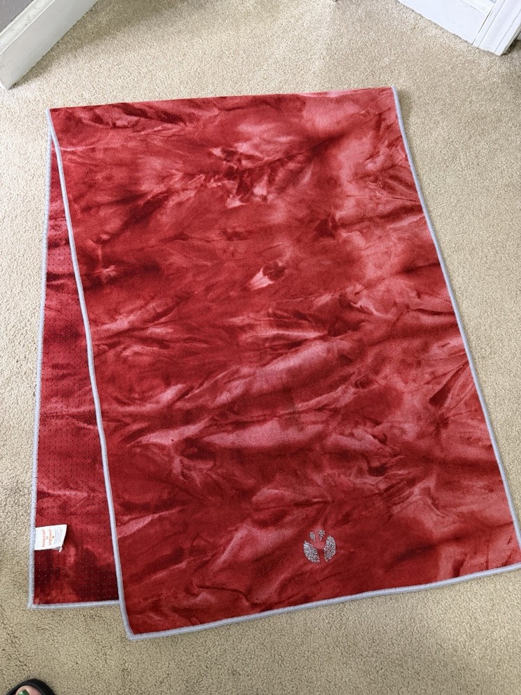 Manduka Yogitoes Skidless Hot Yoga Mat Towel Om Red Swirl tie dye 24 x 68”