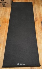 GAIAM Premium Yoga Mat – 5MM – Black – Barely Used