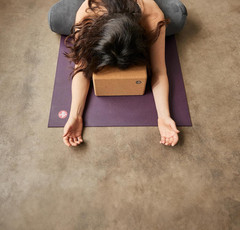 Manduka Yoga Block – Fine-Grain Block, Yoga Equipment, Home Gym Accessory, Pilat