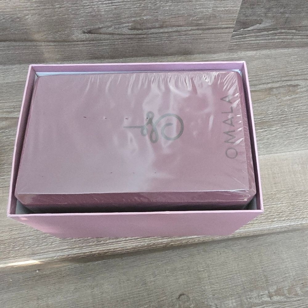 Reverb Omala yoga block and band set. new in box.
